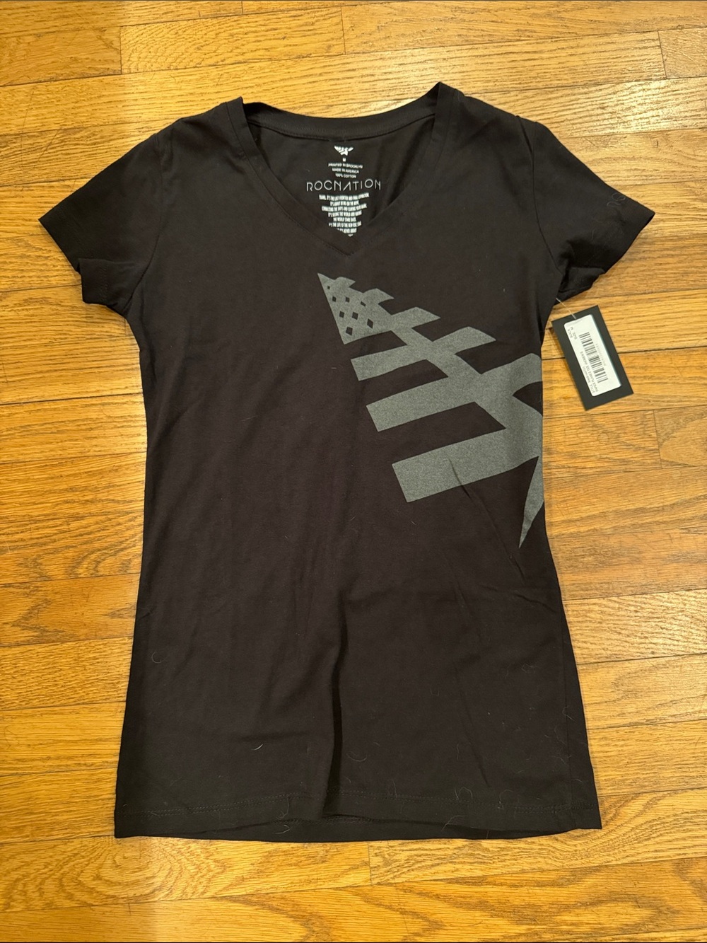 ROCNATION Women's Black V-Neck Graphic Tee